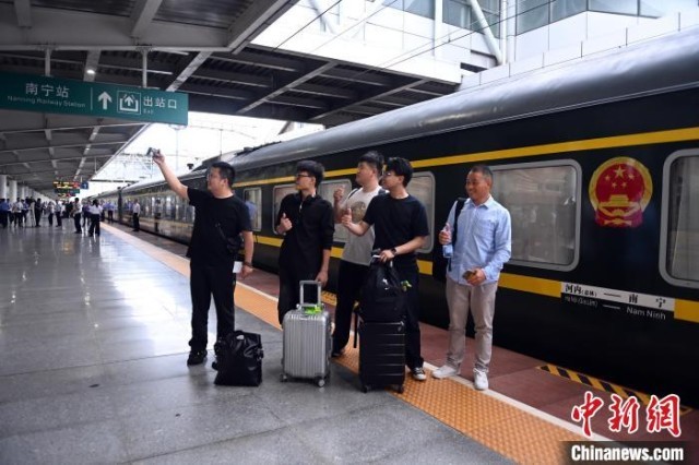 坐著跨國列車去旅行