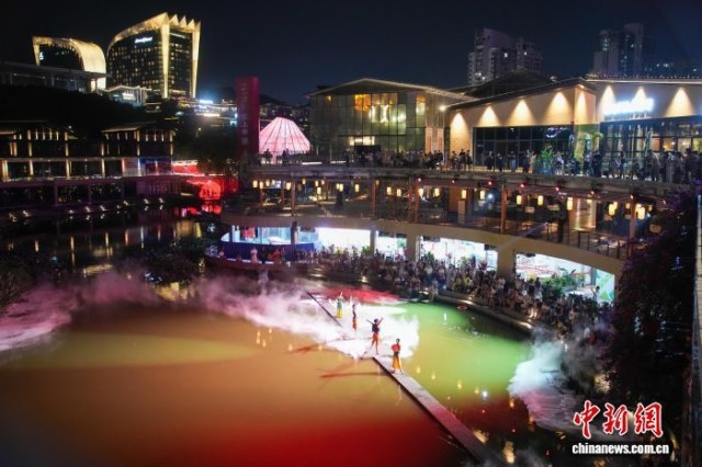 廣西南寧民眾湖邊盡享夏夜狂歡