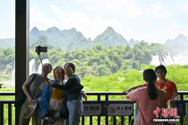 廣西崇左邊境游火熱游人暑期體驗跨國觀瀑