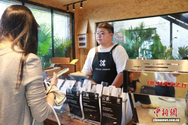 浙江安吉鄉村咖啡館吸引游客昔日礦坑變身打卡點