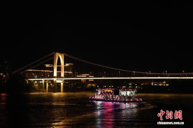 夜游百里柳江霓虹噴泉兩相宜