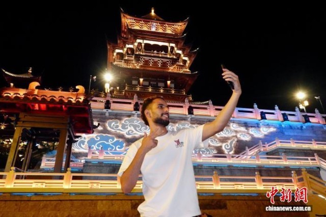 浙江義烏:雞鳴閣夜色如畫吸引中外游客打卡