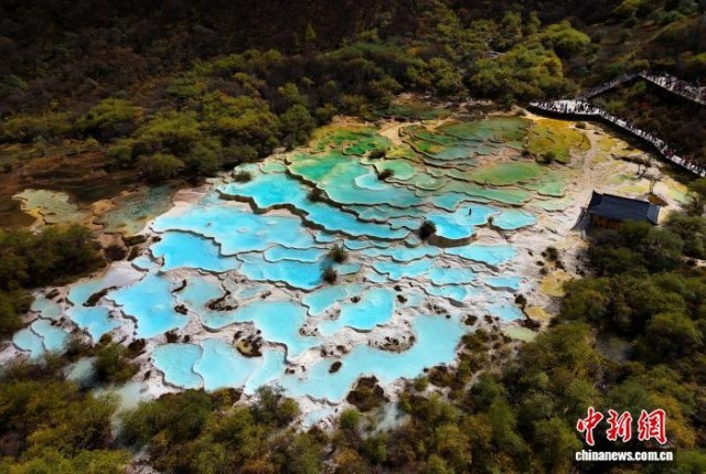 四川黃龍風景如畫引游人