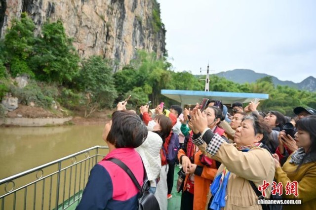 廣西寧明:游人乘船爭睹花山巖畫