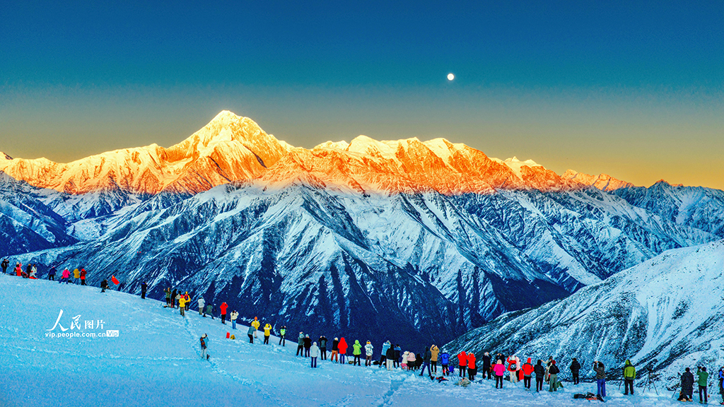 四川康定：“金山”閃耀